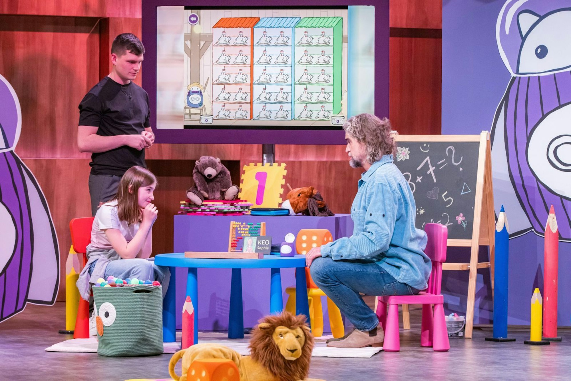 Nils Glagau spielt mit Sophie ein TukToro-Rechenspiel für Kinder. (Bild: RTL / Bernd-Michael Maurer)