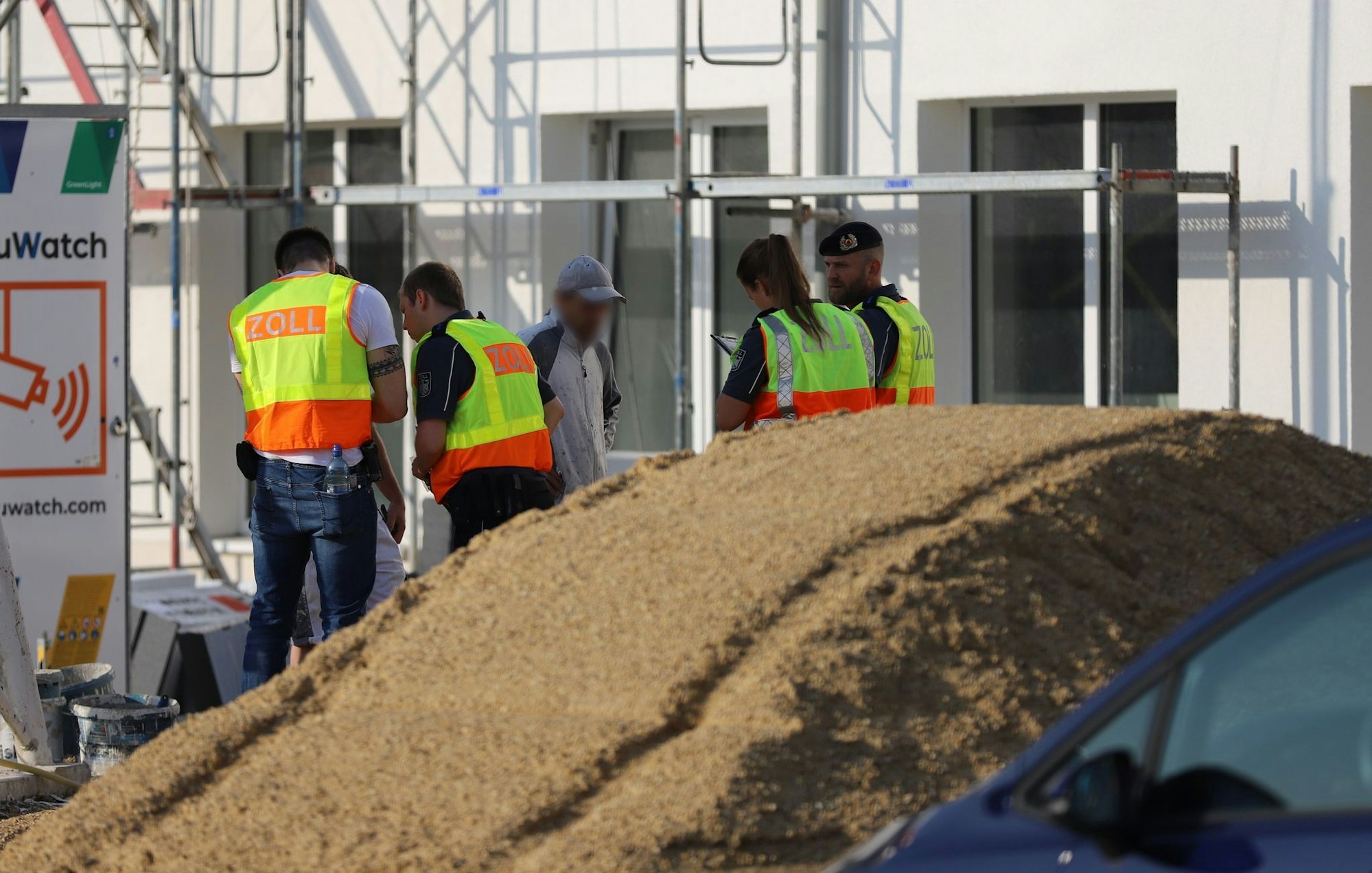 Zöllner bei der Schwarzarbeit-Kontrolle auf der Bornheimer Baustelle.