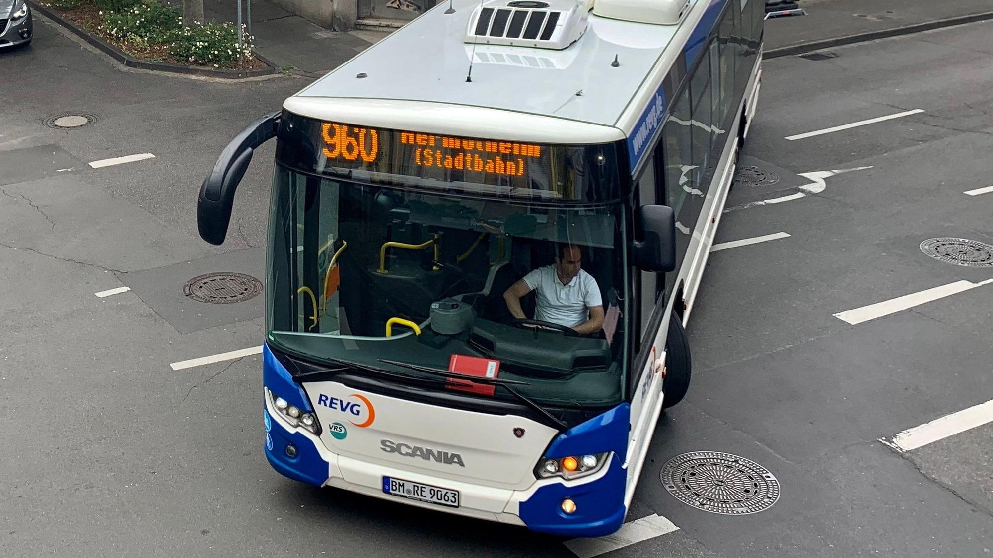 Ein Bus fährt auf einer Straße.