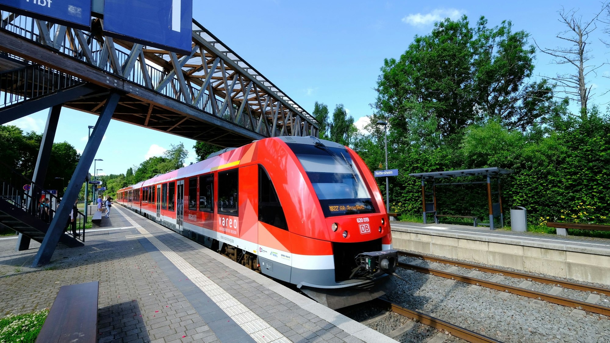 16.06.2025 Ein Vareo-Triebwagen der Bahn bei der Einfahrt in den Bahnhof Nettersheim.