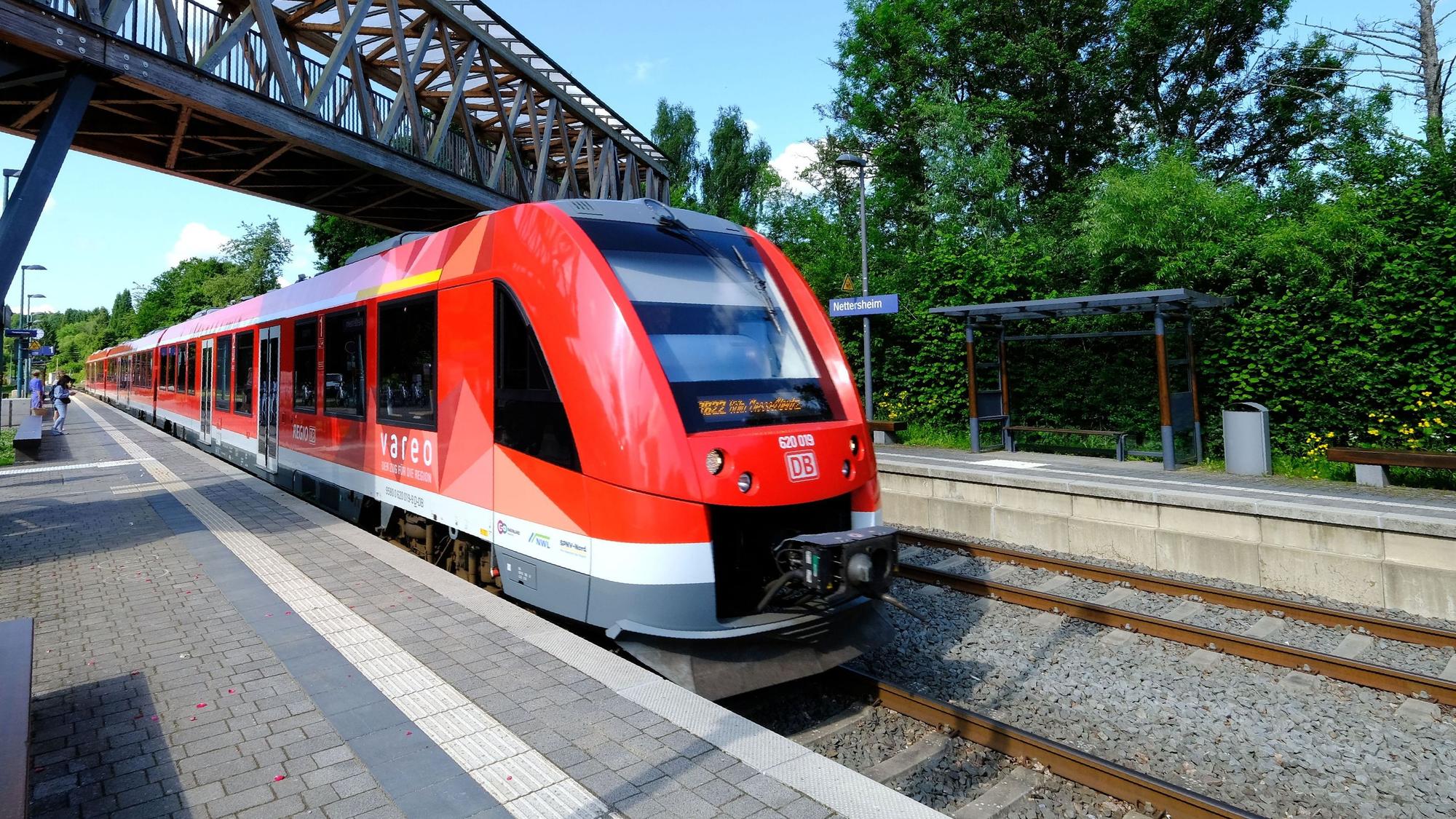 Ein Vareo-Triebwagen der Bahn bei der Einfahrt in den Bahnhof Nettersheim.