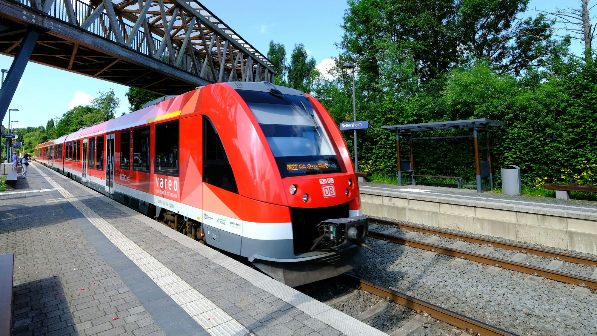 Ein Vareo-Triebwagen der Bahn bei der Einfahrt in den Bahnhof Nettersheim.