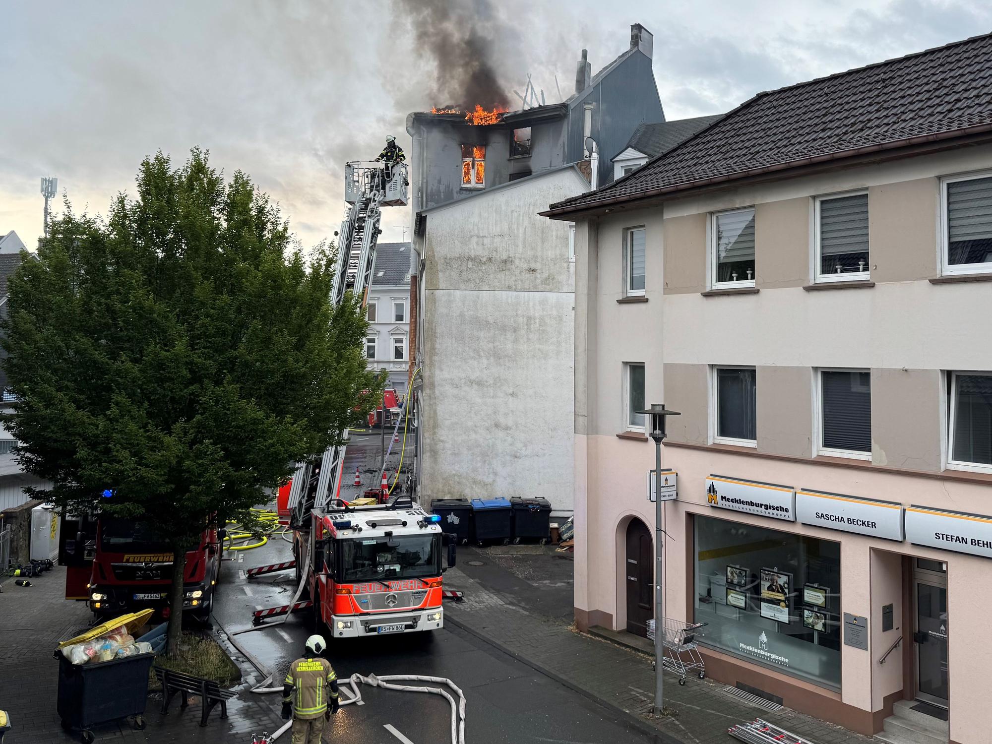 Insgesamt 23 Personen seien aus den Häusern gerettet worden, berichtete die Feuerwehr.