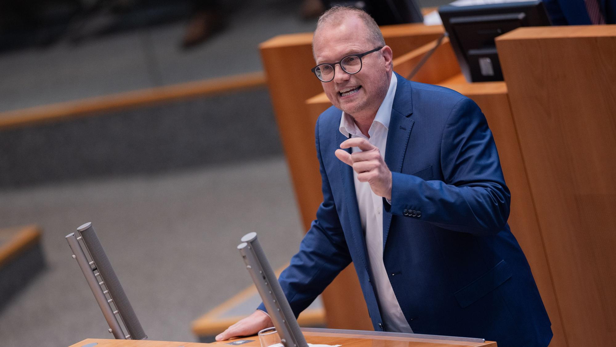 Jochen Ott, Vorsitzender der SPD-Fraktion in Nordrhein-Westfalen und Oppositionsführer, spricht im Plenum des Landtags.
