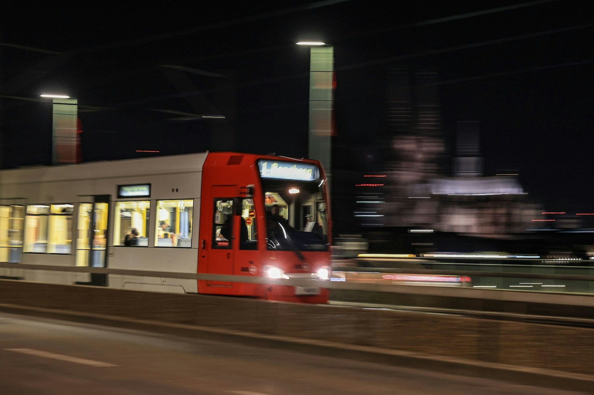 Nach einem tödlichen Unfall wurden mehrere Linien der Stadtbahn in Köln zwischenzeitlich umgeleitet. (Symbolbild)