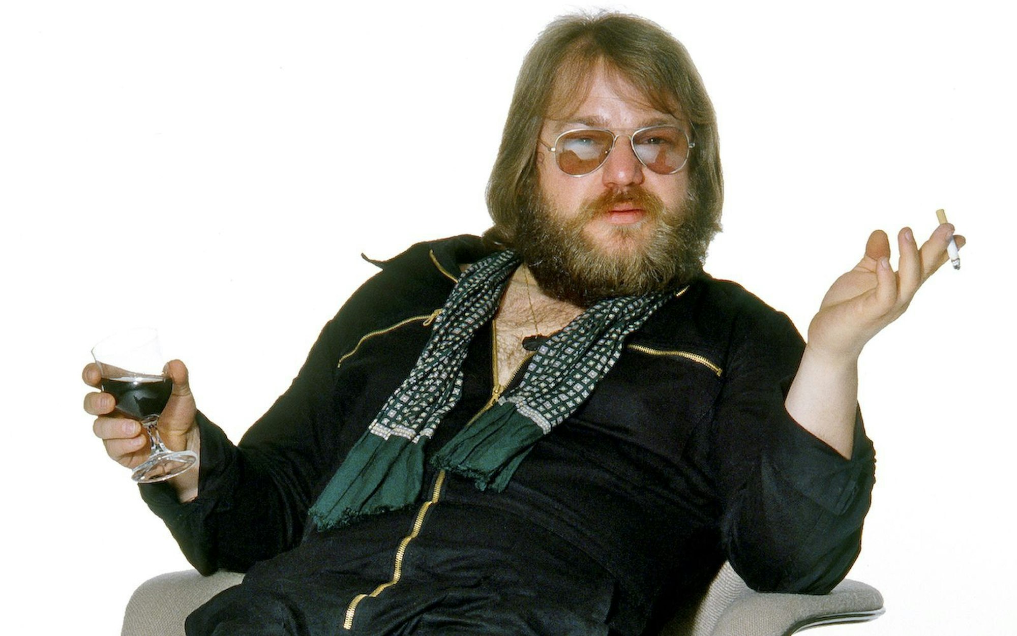 Heute schwer vorstellbar: Klaus Lage mit Kippe und Weinglas beim Covershooting zu seinem Album „Musikmaschine“ (1980). (Bild: ARTCO-Berlin/ullstein bild via Getty Images)