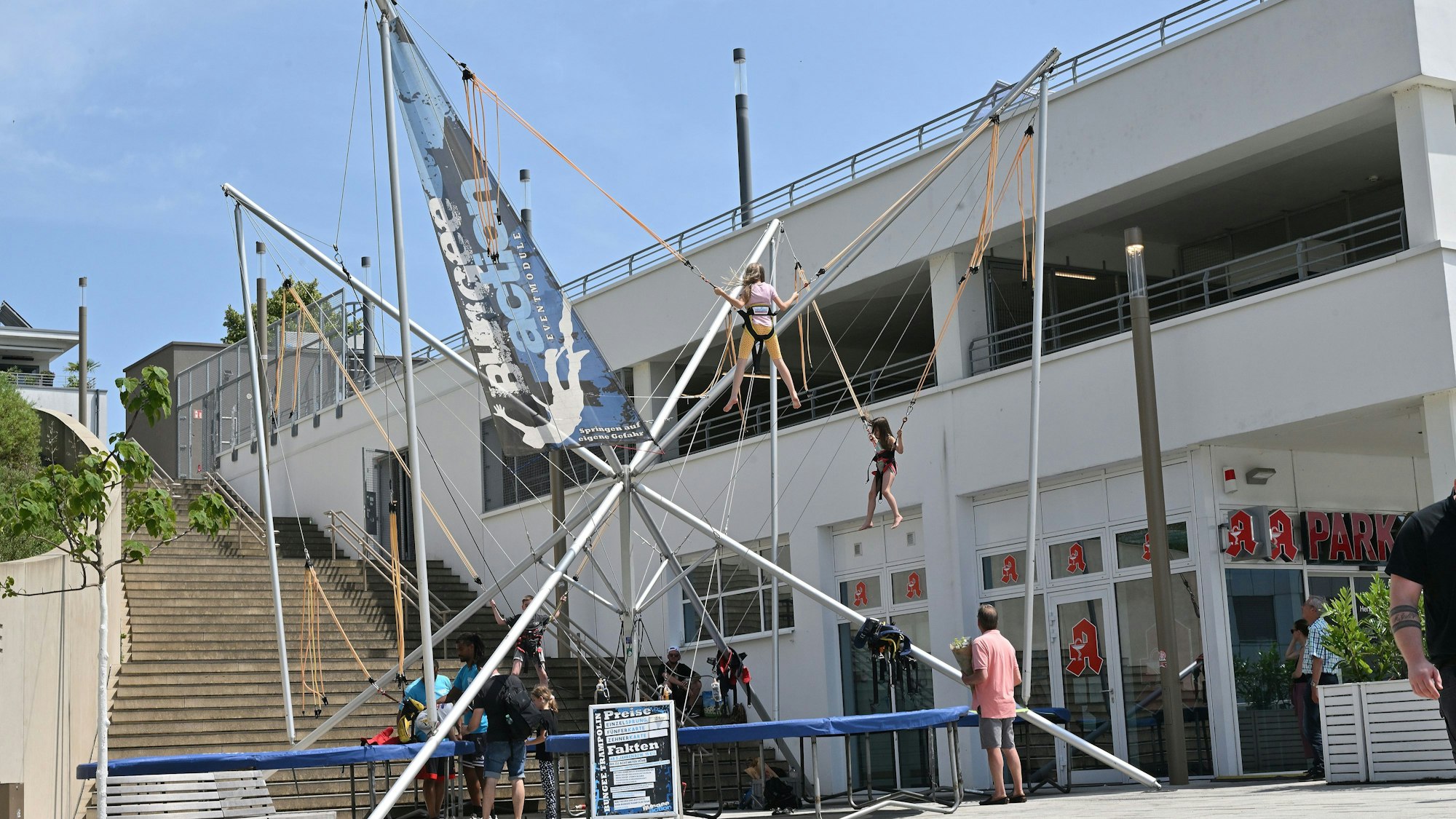 Kinder springen auf einem Trampolin beim Bensberger Schlossstadtfest 2025.