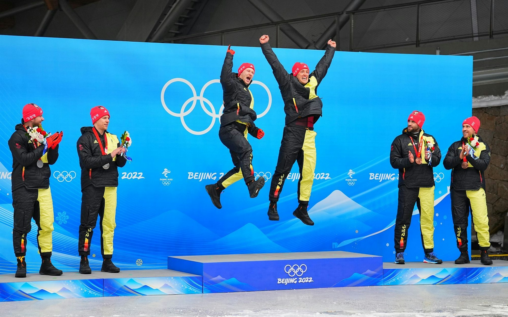 Thorsten Margis (4 v l) wechselt ins Team Johannes Lochner (l) und fährt dann gegen Goldmedaillengewinner Francesco Friedrich.