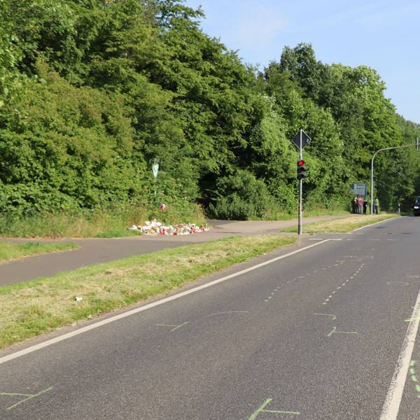 Die Frechener Straße wenige Tage nach dem schrecklichen Unfall. Die Markierungen der Verkehrsunfallteams der Polizei auf der Straße sind deutlich zu erkennen.