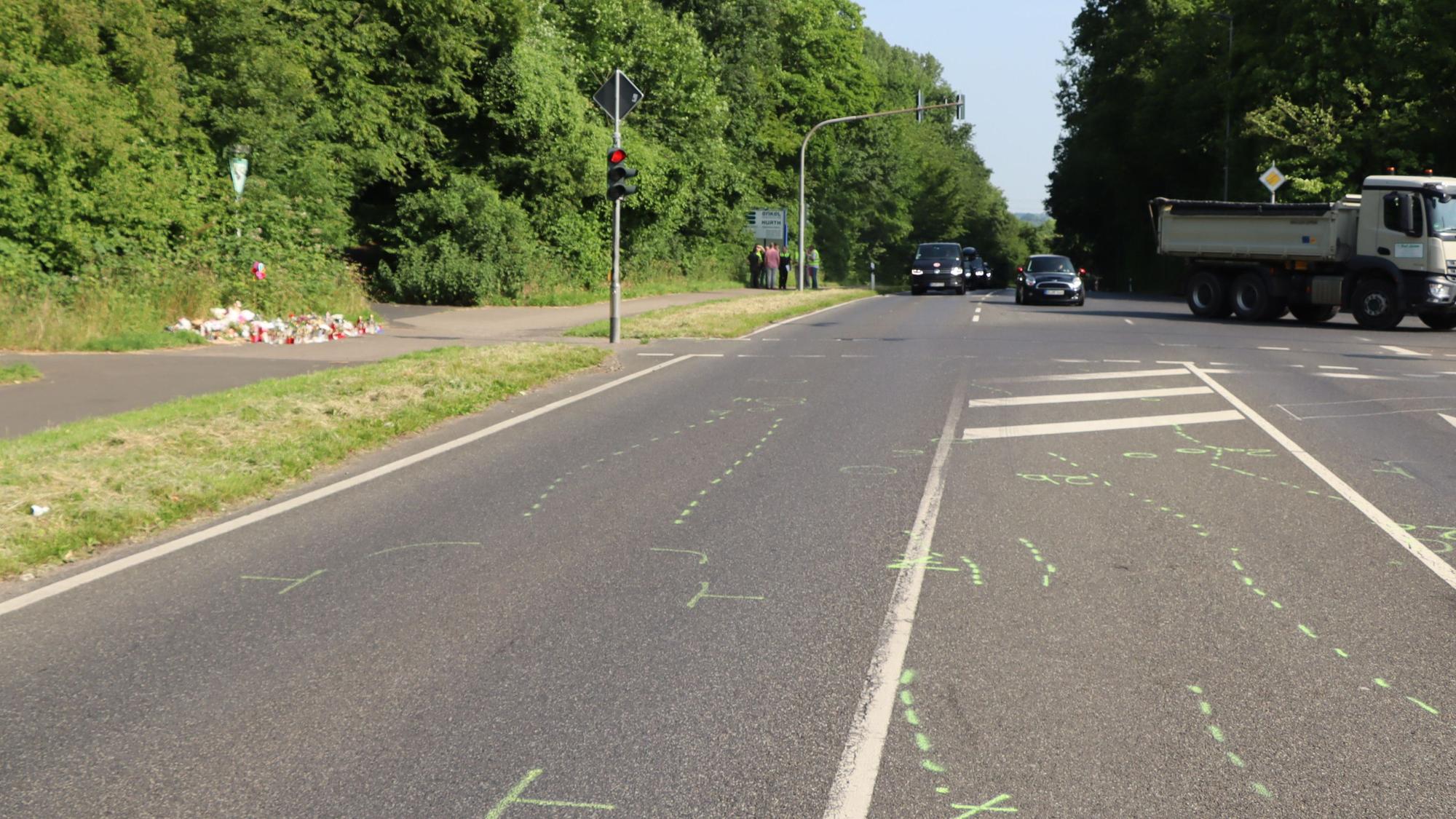Die Frechener Straße wenige Tage nach dem schrecklichen Unfall. Die Markierungen der Verkehrsunfallteams der Polizei auf der Straße sind deutlich zu erkennen.