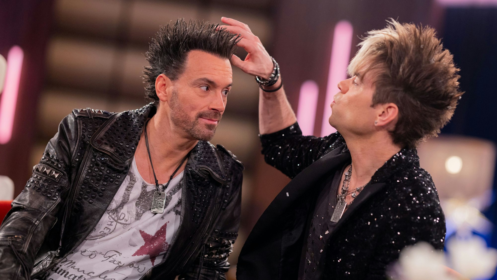 Die „Ehrlich Brothers“ Andreas Ehrlich und Chris Ehrlich, Zauberkünstler, sitzen nebeneinander in den Studios des WDR nach der Talkshow „Kölner Treff“. (Archivbild)