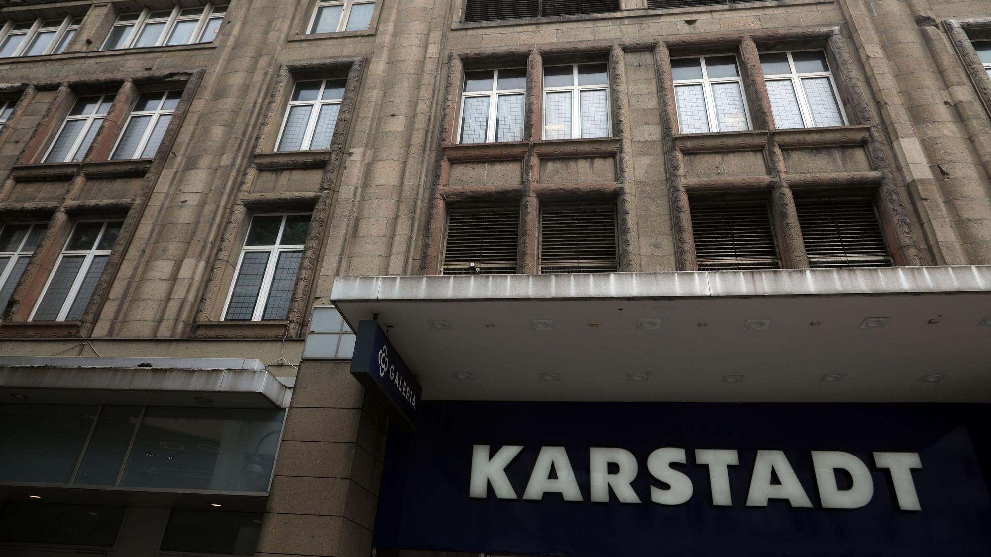 Über dem Eingang an der Breite Straße steht aber immer „Karstadt“.