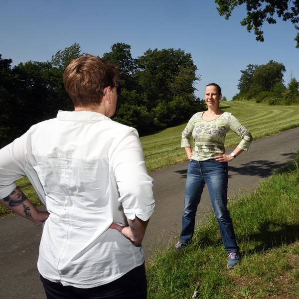 Mit Karin Lauterbach, rechts im Bild, geht es an diesem Samstag auf eine geführte Tour auf dem Weg.