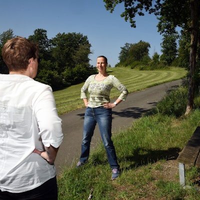 Mit Karin Lauterbach, rechts im Bild, geht es an diesem Samstag auf eine geführte Tour auf dem Weg.