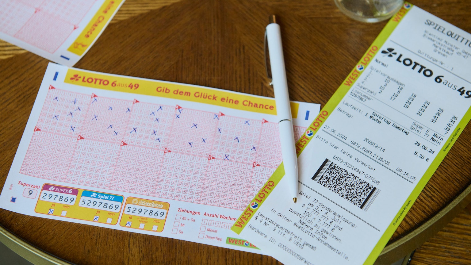 Ein WestLotto-Kunde wird mit seinem Tipp für die LOTTO 6aus49-Ziehung am Samstag (14. Juni 2025) in Gewinnklasse 2 zum Millionär.