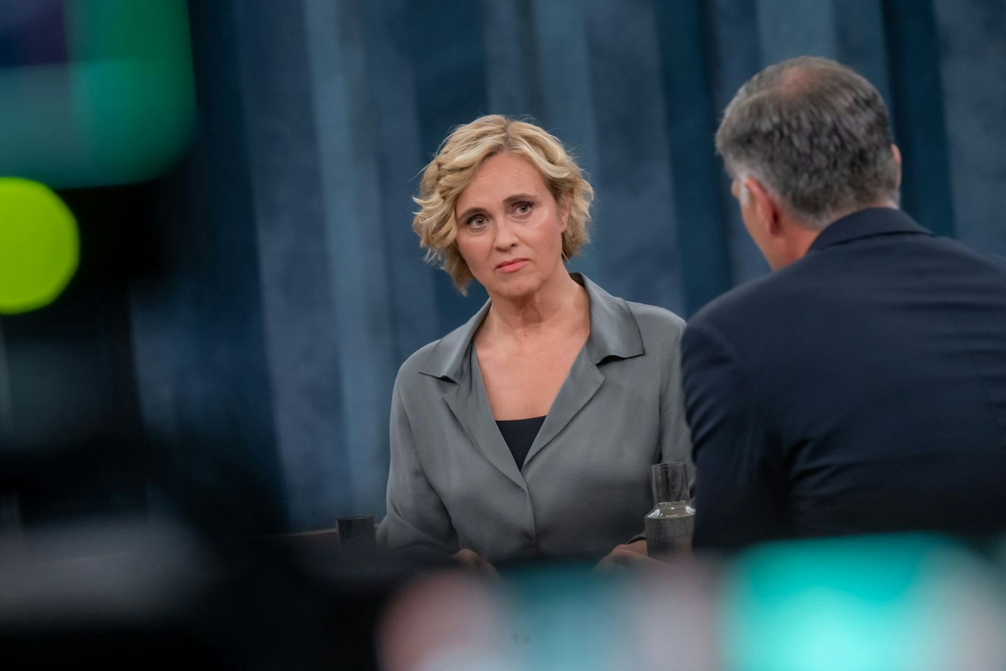Caren Miosga diskutierte mit ihren Gästen über die erneute Eskalation im nahen Osten. (Bild: ARD/Thomas Ernst)