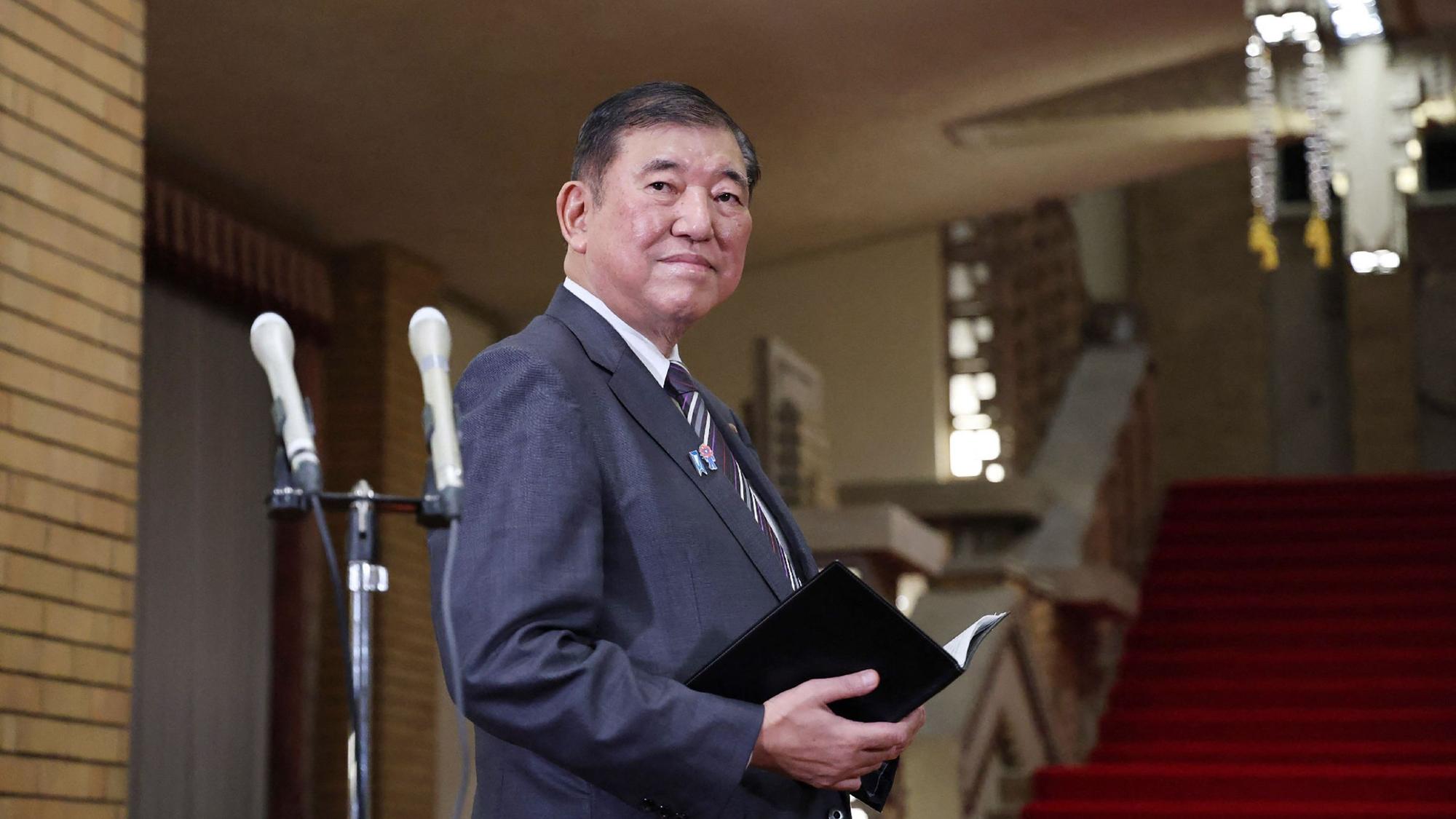 Japans Ministerpräsident Shigeru Ishiba beantwortet die Fragen der Journalisten vor seinem Abflug zum G7-Gipfel.