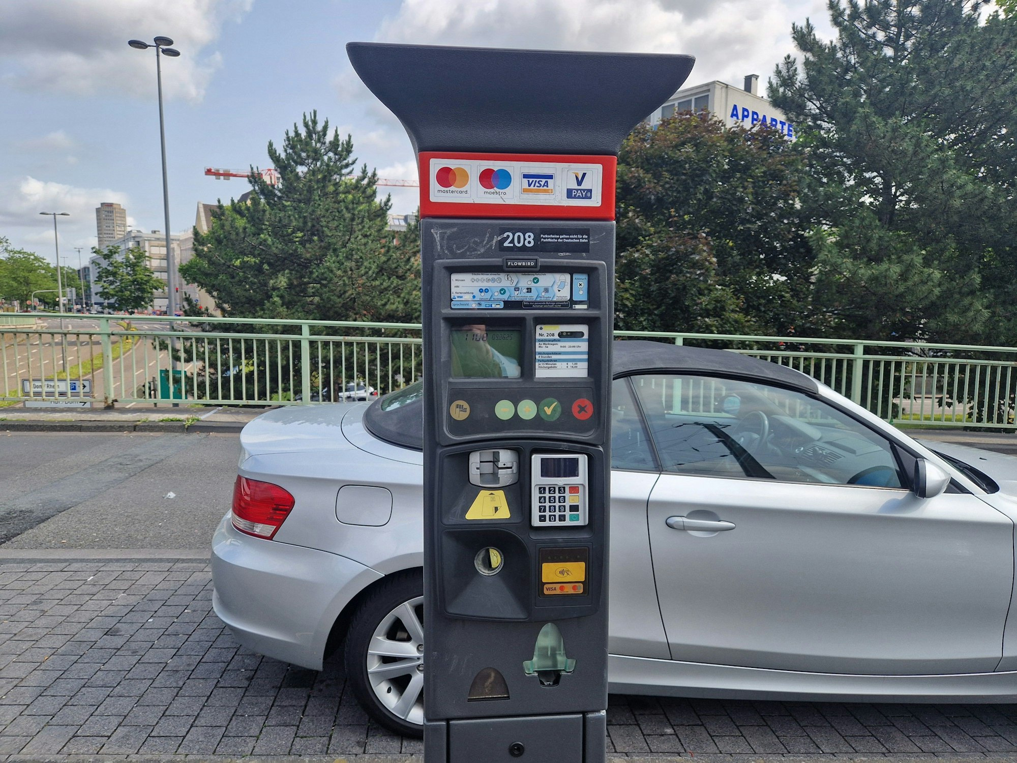 Tatsächlich befindet sich auf dem Automaten der Stadt ein kleiner Aufkleber mit einem entsprechenden Hinweis.