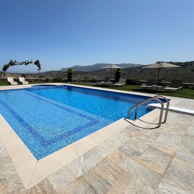 Ein Swimmingpool in einem Ferienhaus.