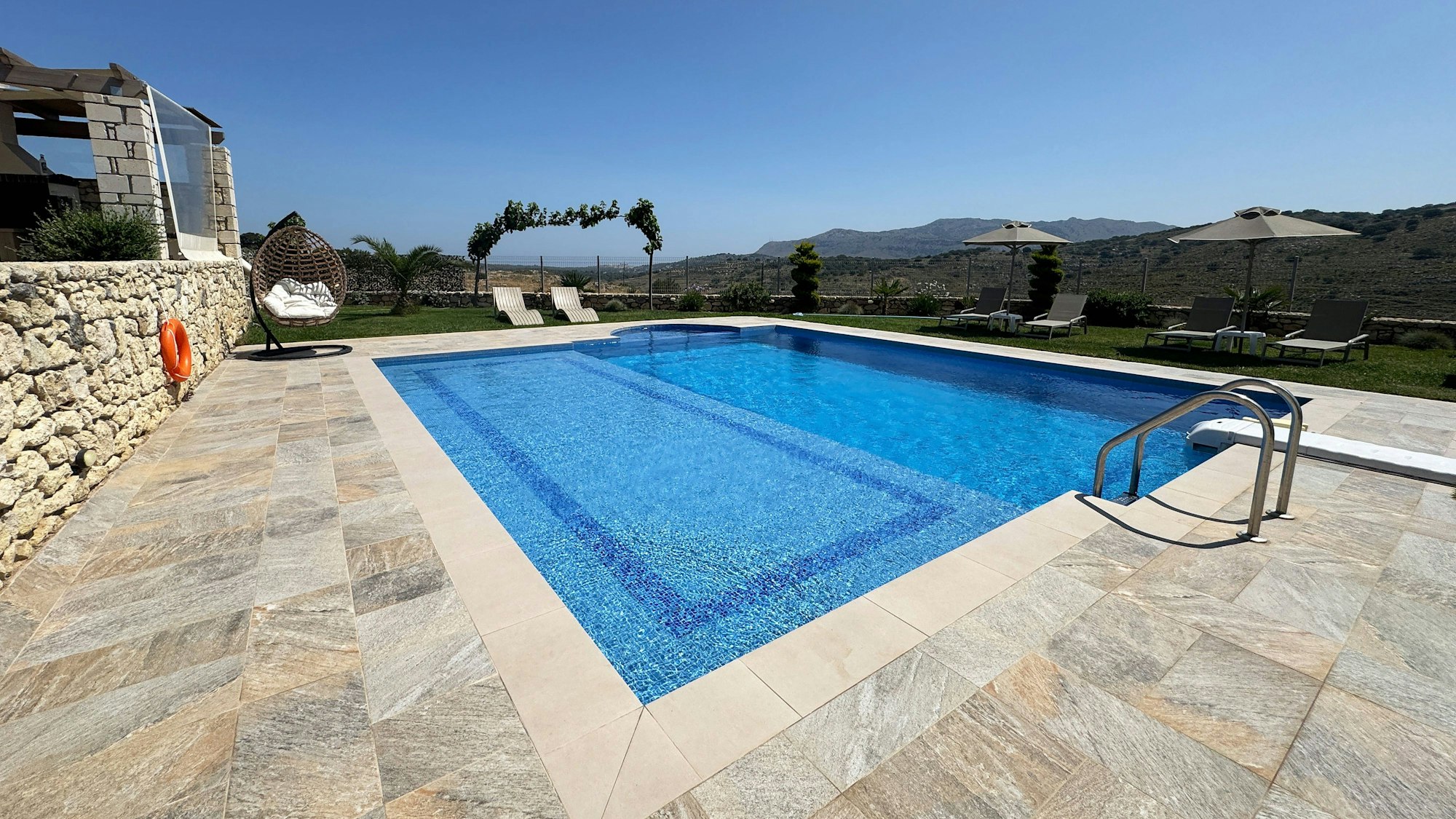 Ein Swimmingpool in einem Ferienhaus.