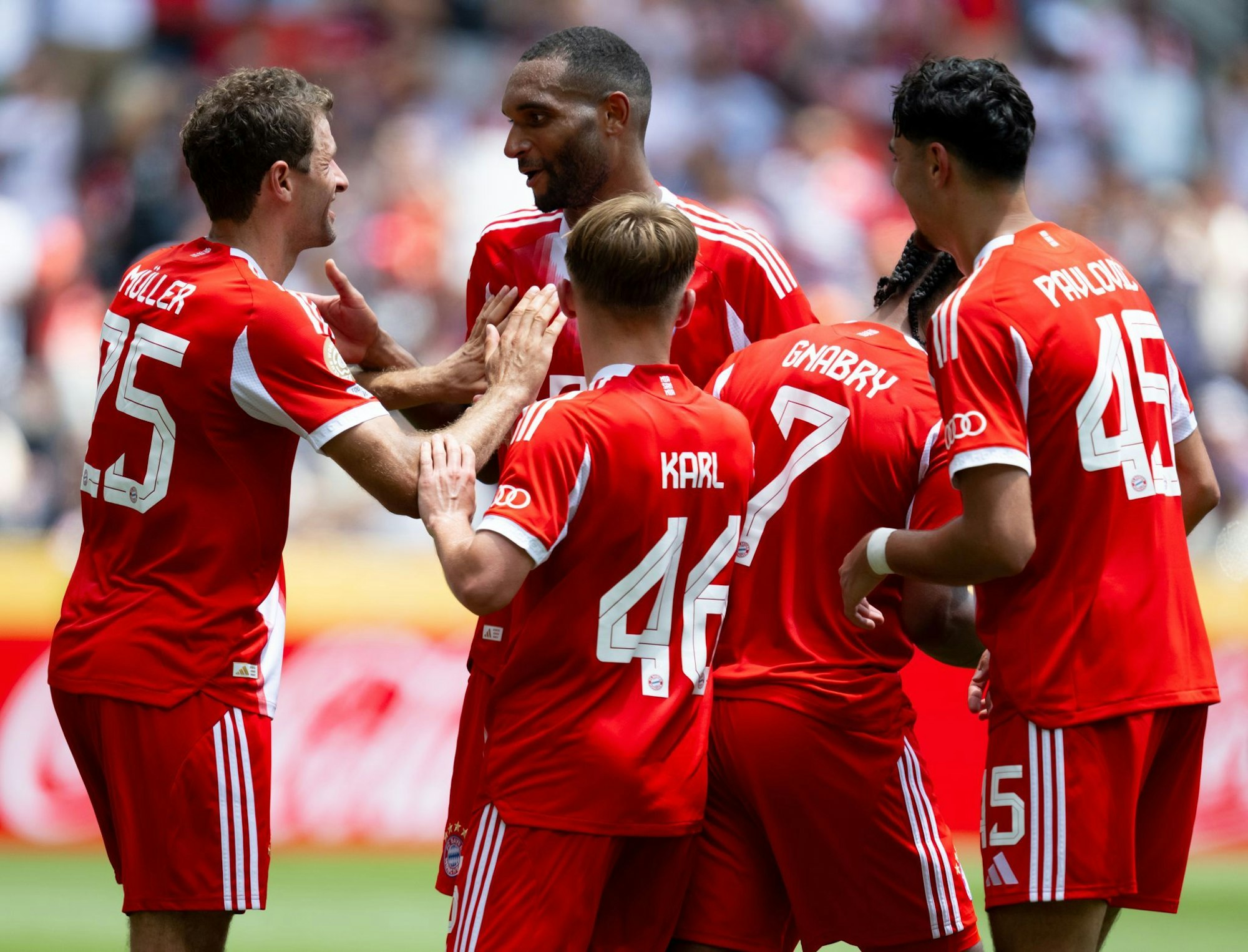Beim Torjubel gegen Auckland muss Lennart Karl (Nr. 46) noch den prominenten Teamkollegen gratulieren, wie hier Thomas Müller (l) nach dem Treffer zum 10:0.