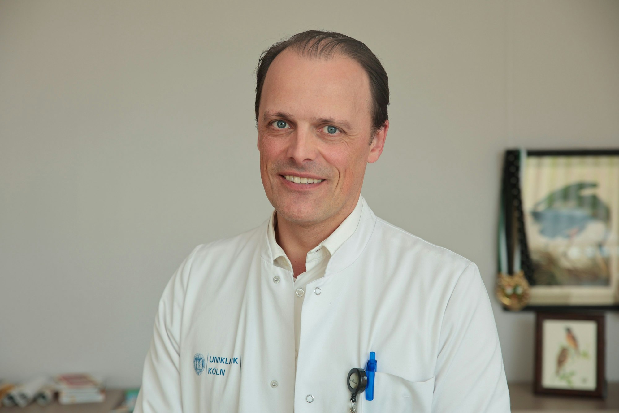 Prof. Lenard Conradi ist im Porträt zu sehen.