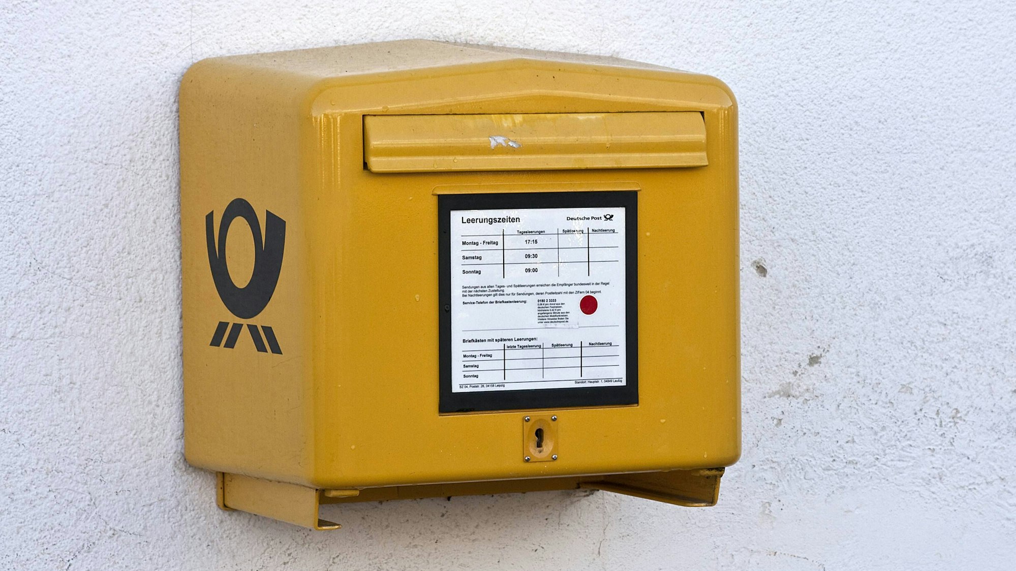 Außenaufnahme eines Briefkasten der Deutschen Post. (Symbolfoto)