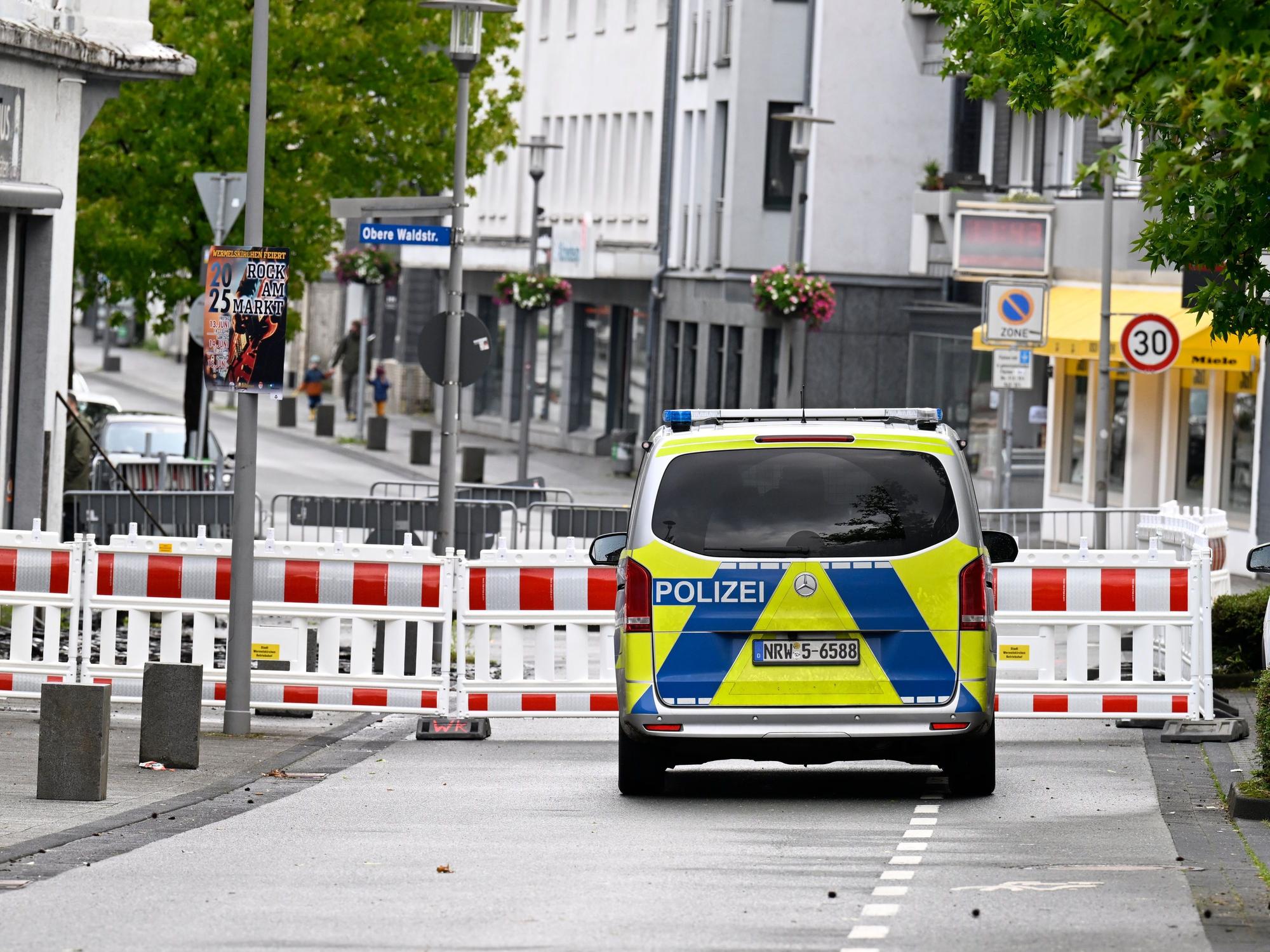 Die Polizei hat nach den Bränden in Wermelskirchen die Gegend abgesperrt.
