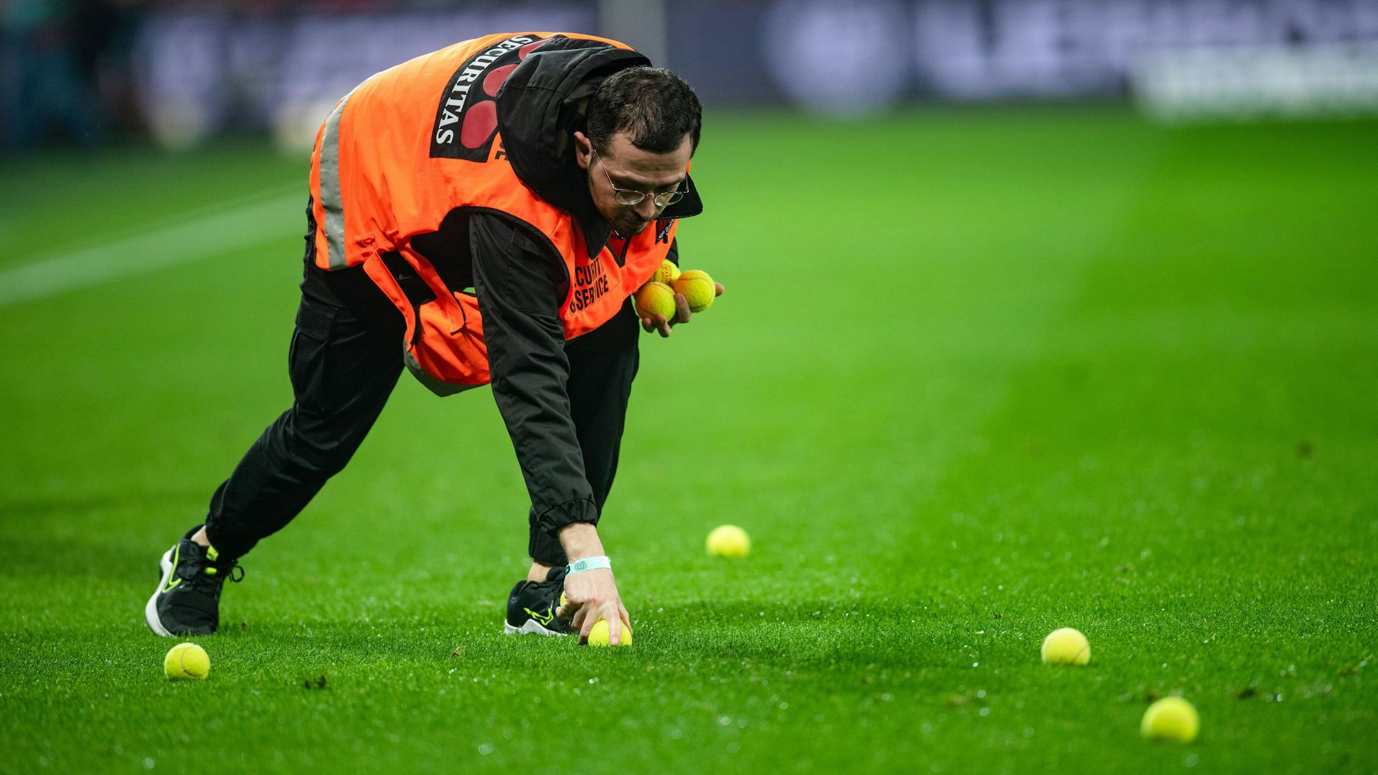 In der Saison 2022/23 protestierten die Fans unter anderem mit Tennisbällen gegen einen Investoreneinstieg bei der DFL.