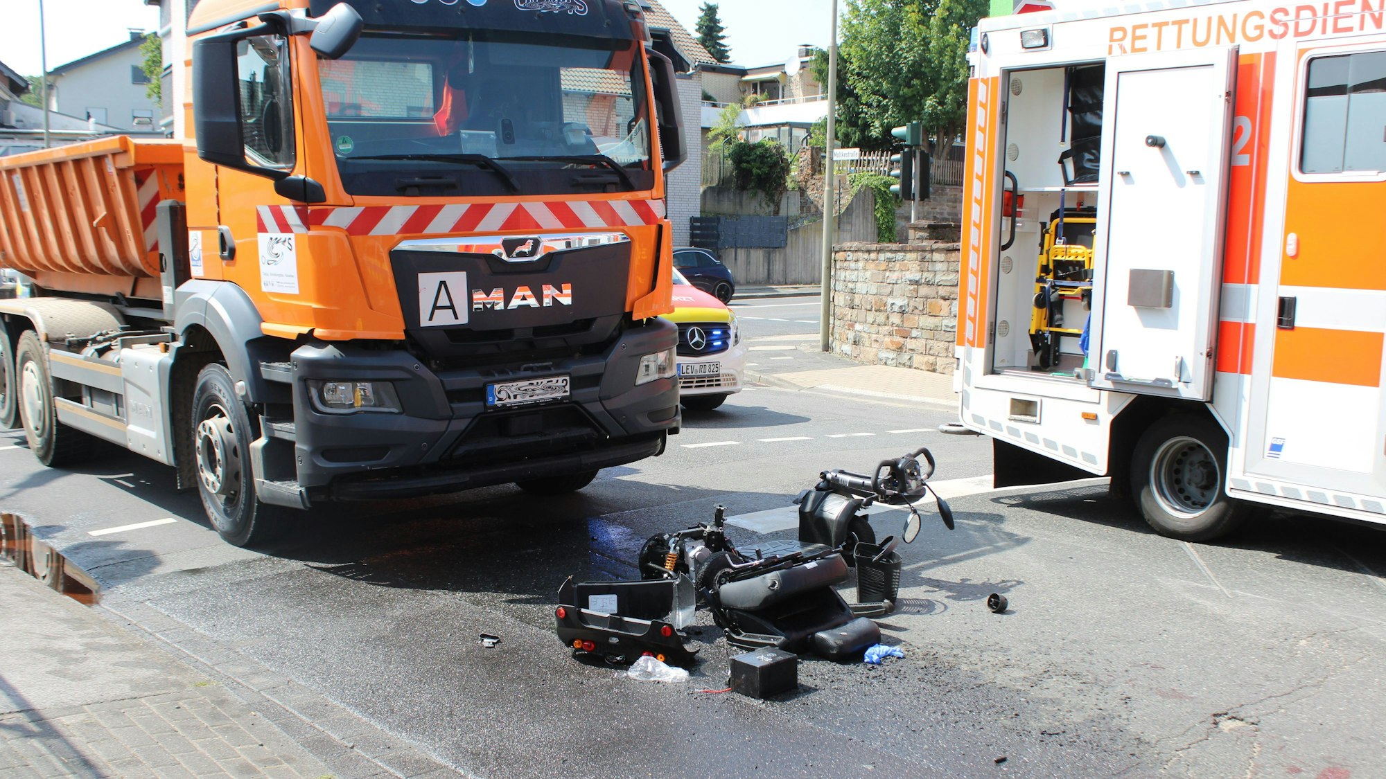 Unfallstelle Moltkestraße nach Kollision Lkw/Krankenfahrstuhl