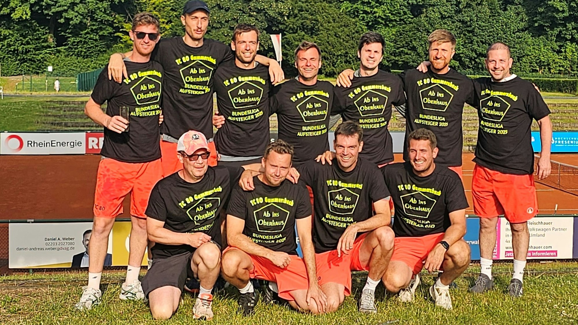 Zu sehen ist eine Tennis-Mannschaft