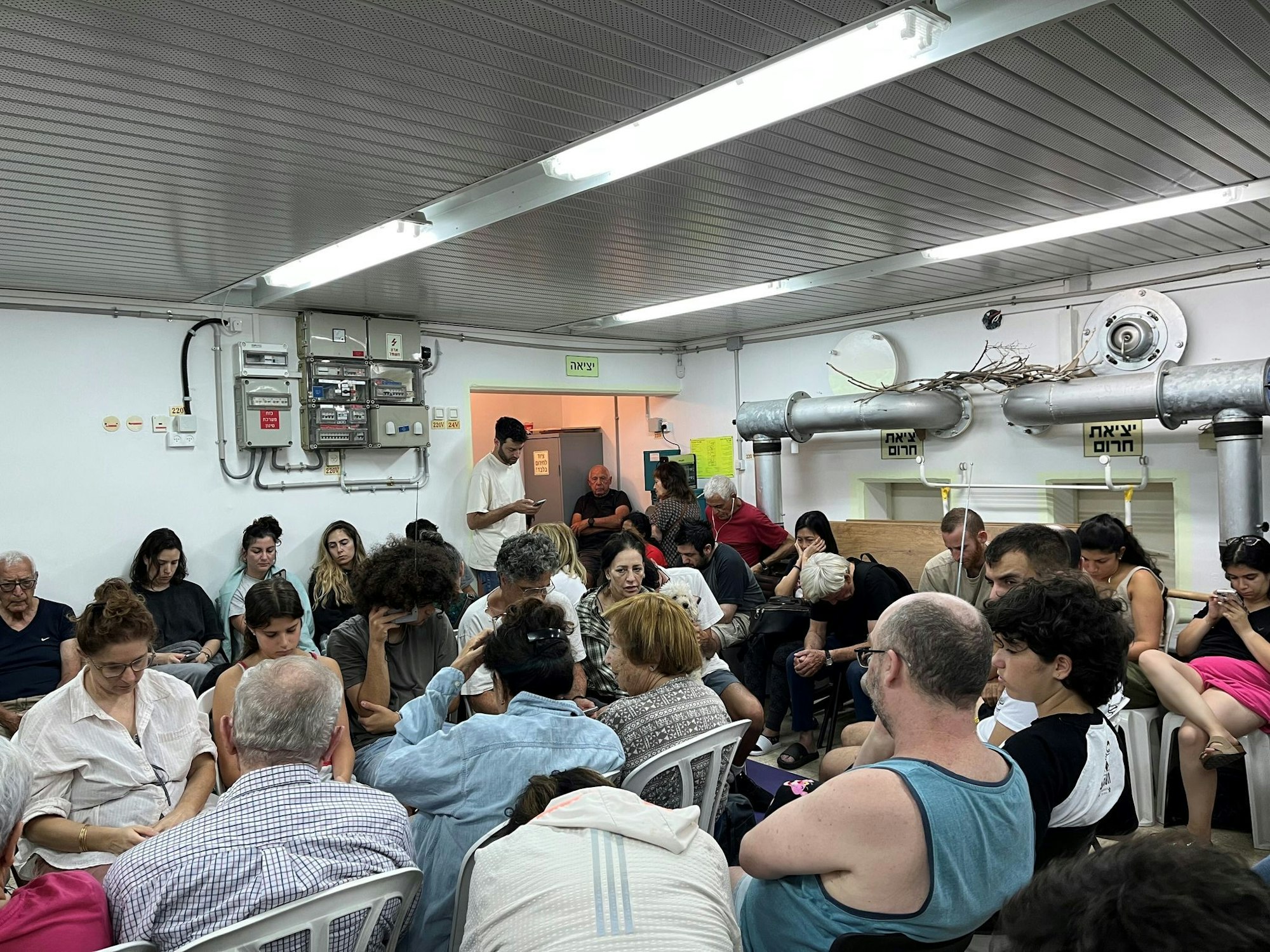 Während der Iran Raketen auf Israel abfeuert, suchen die Menschen in Tel Aviv Schutz in einem Bunker.