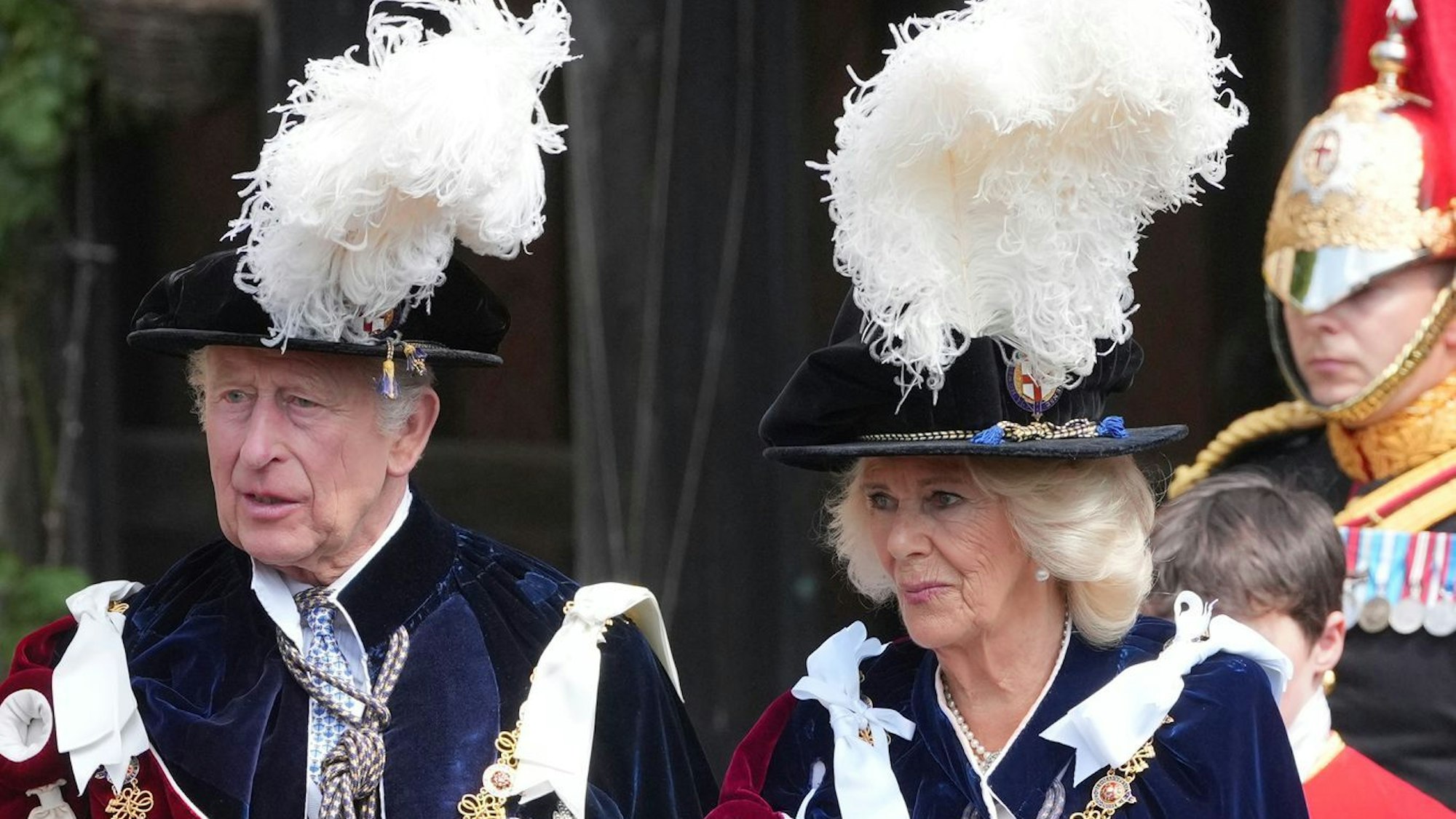 Der König und die Königin im vollen Ornat.