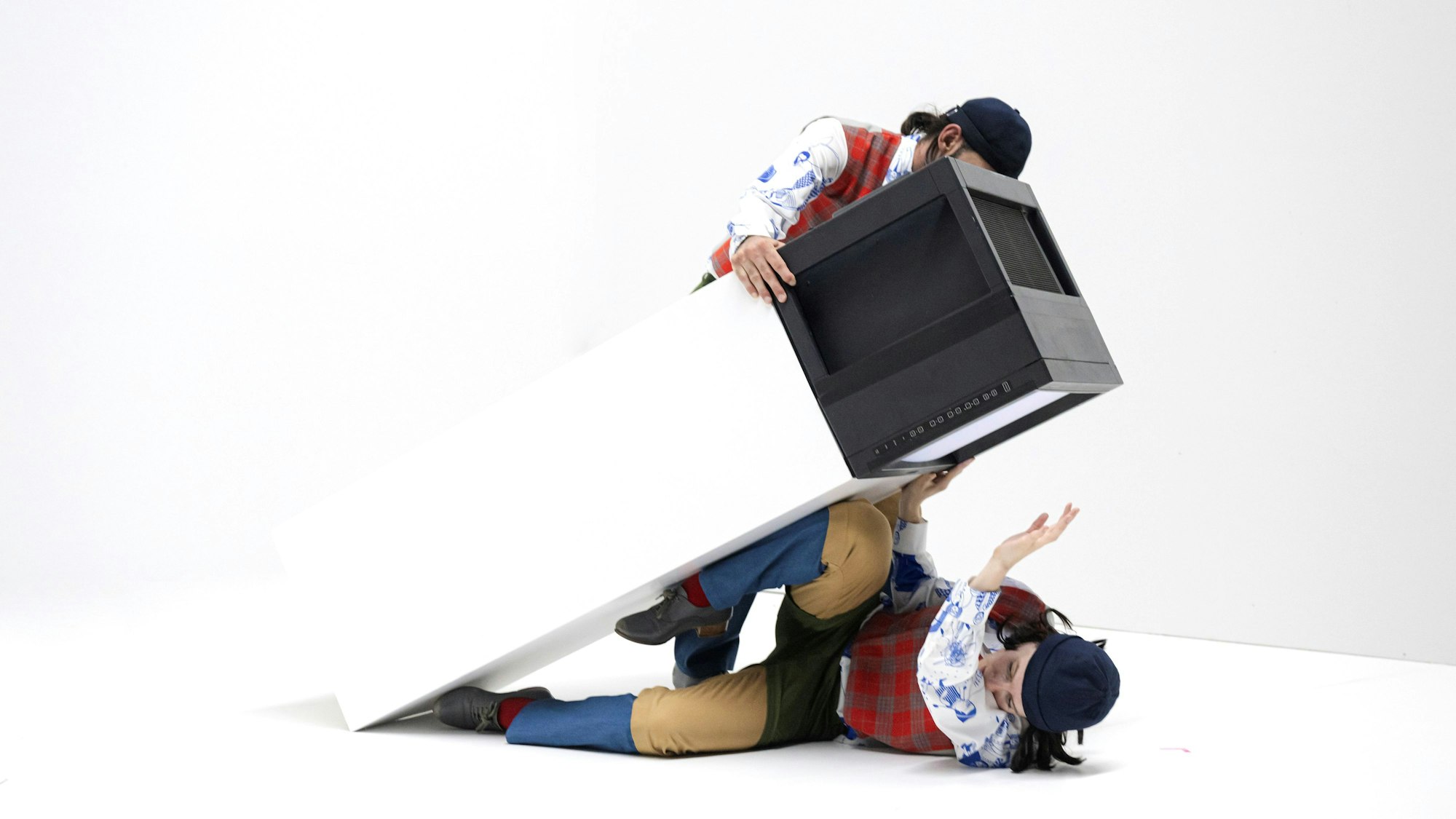 Zwei Tänzer mit einem Röhrenfernseher