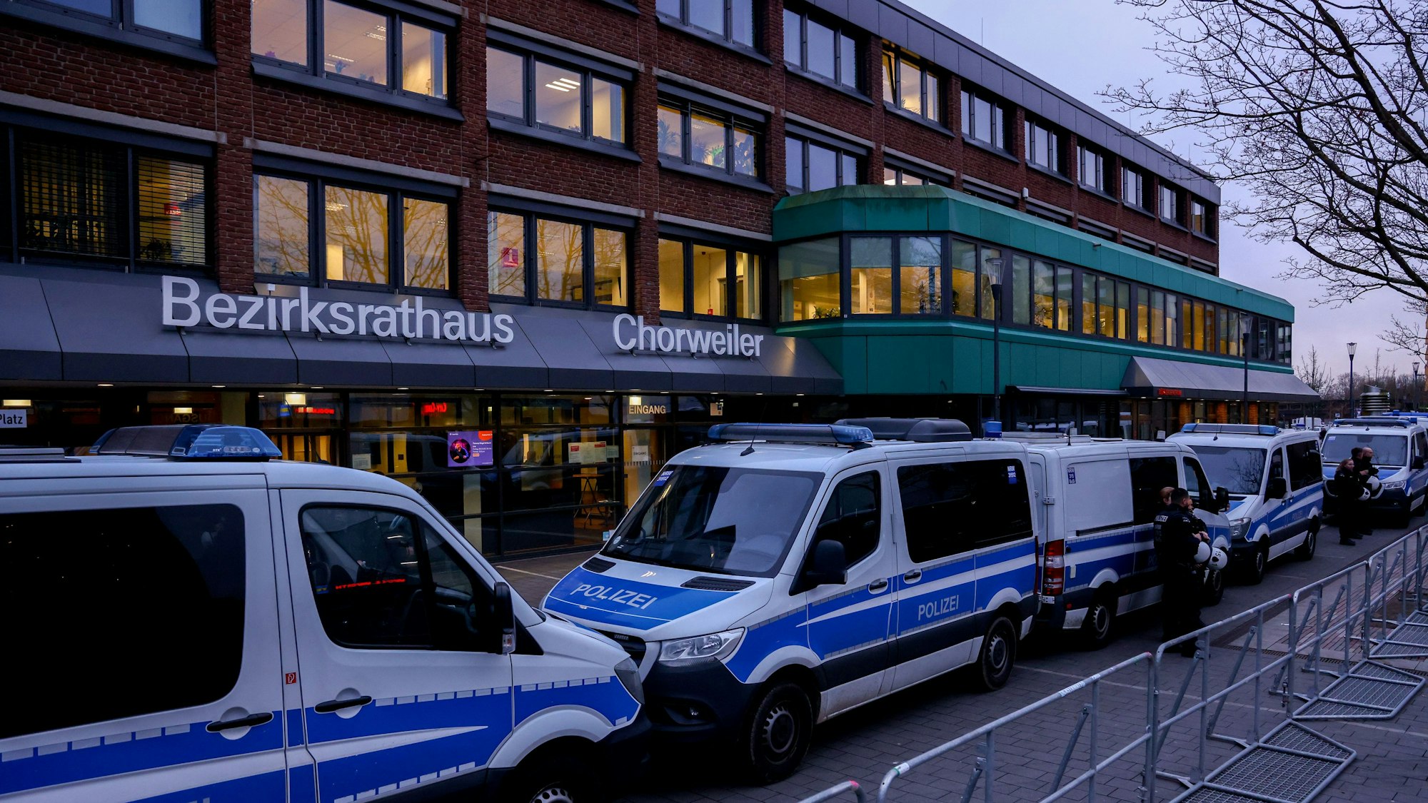 08.01.2025, Köln: Polizeifahrzeuge sichern den Versammlungsort während einer Demonstration gegen den Alternative für Deutschland AFD Kreisparteitag im Bürgerzentrum Chorweiler in Köln Chorweiler. Foto: Thilo Schmülgen