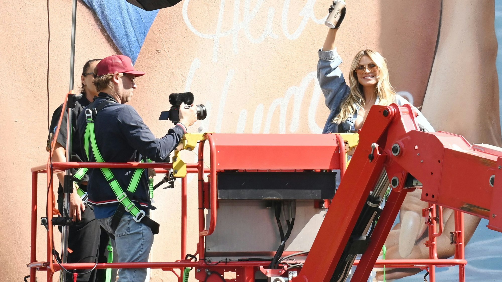 16.06.2025 Köln. Heidi Klum signiert ein Wandkunstwerk aus der Calzedonia-Kampagne. Foto: Alexander Schwaiger
