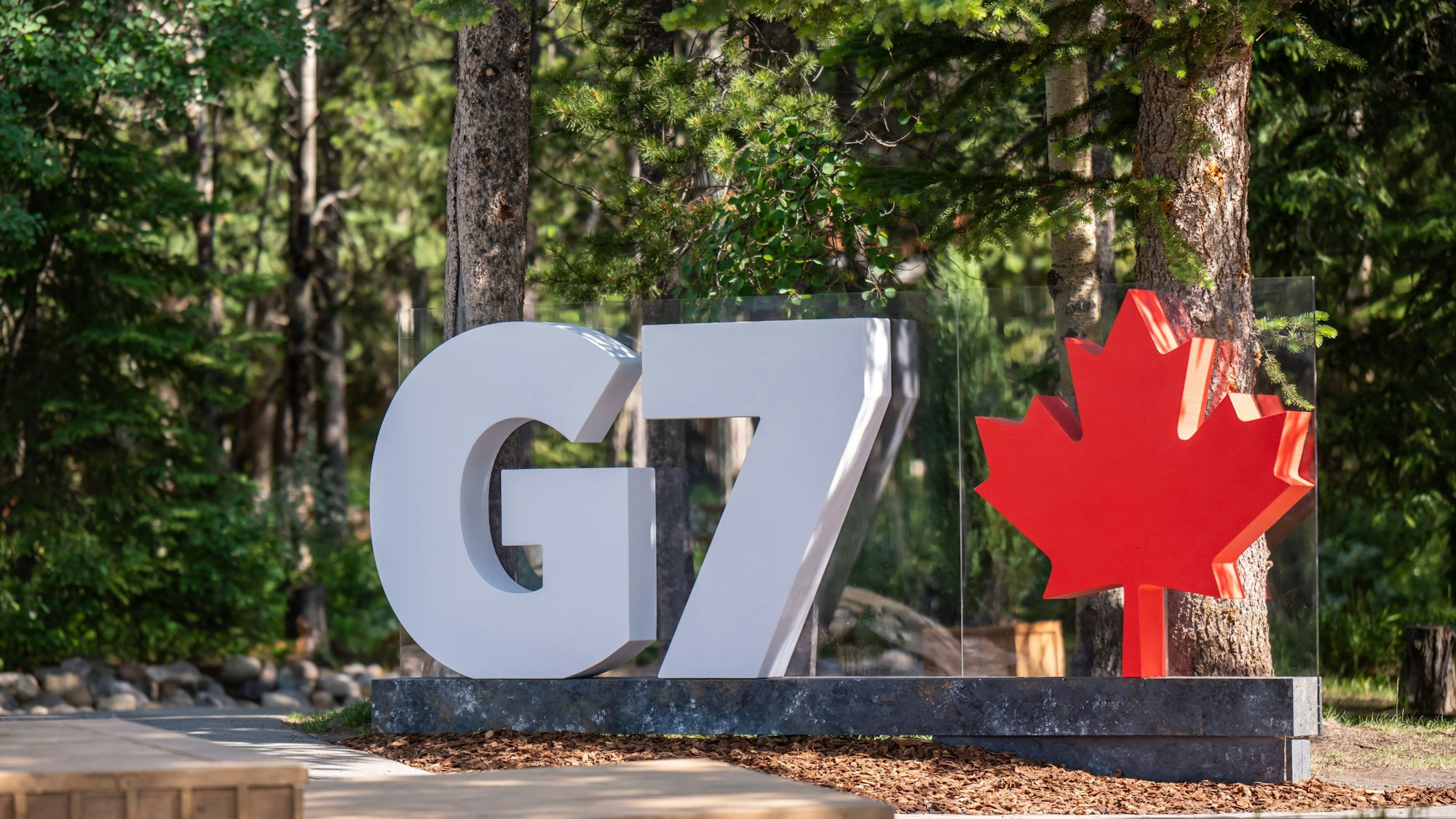 Das G7 Logo steht beim G7-Gipfel an der Pomeroy Kananaskis Mountain Lodge.