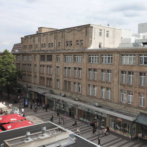 Die Außenansicht inklusive der denkmalgeschützten Fassade der Galeria-Filiale an der Breite Straße.