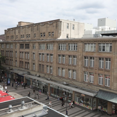Die Außenansicht inklusive der denkmalgeschützten Fassade der Galeria-Filiale an der Breite Straße.