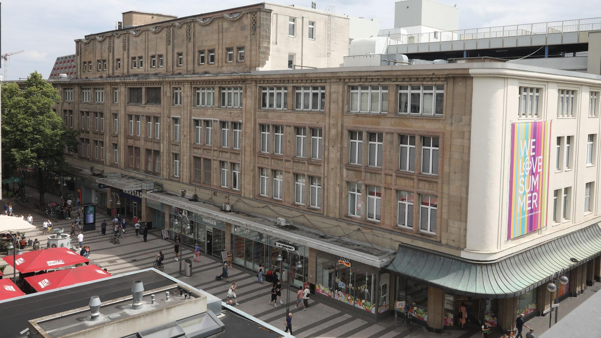 Die Außenansicht inklusive der denkmalgeschützten Fassade der Galeria-Filiale an der Breite Straße.