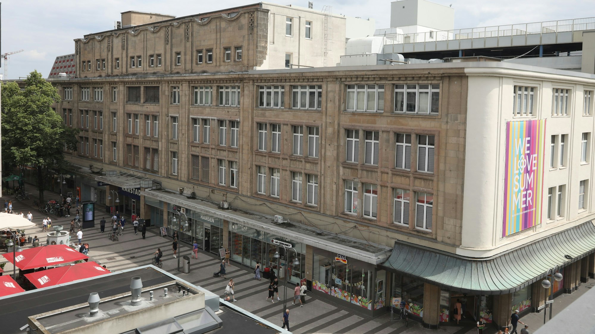 Die Außenansicht inklusive der denkmalgeschützten Fassade der Galeria-Filiale an der Breite Straße.