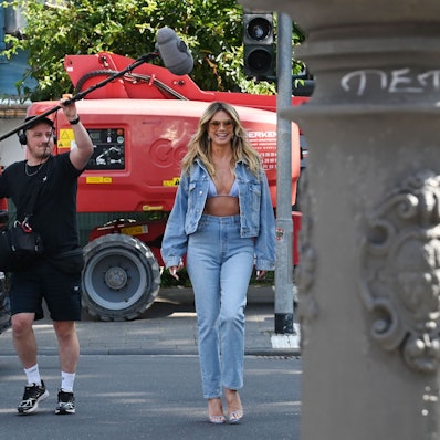 16.06.2025 Köln. Heidi Klum signiert ein Wandkunstwerk aus der Calzedonia-Kampagne. Foto: Alexander Schwaiger