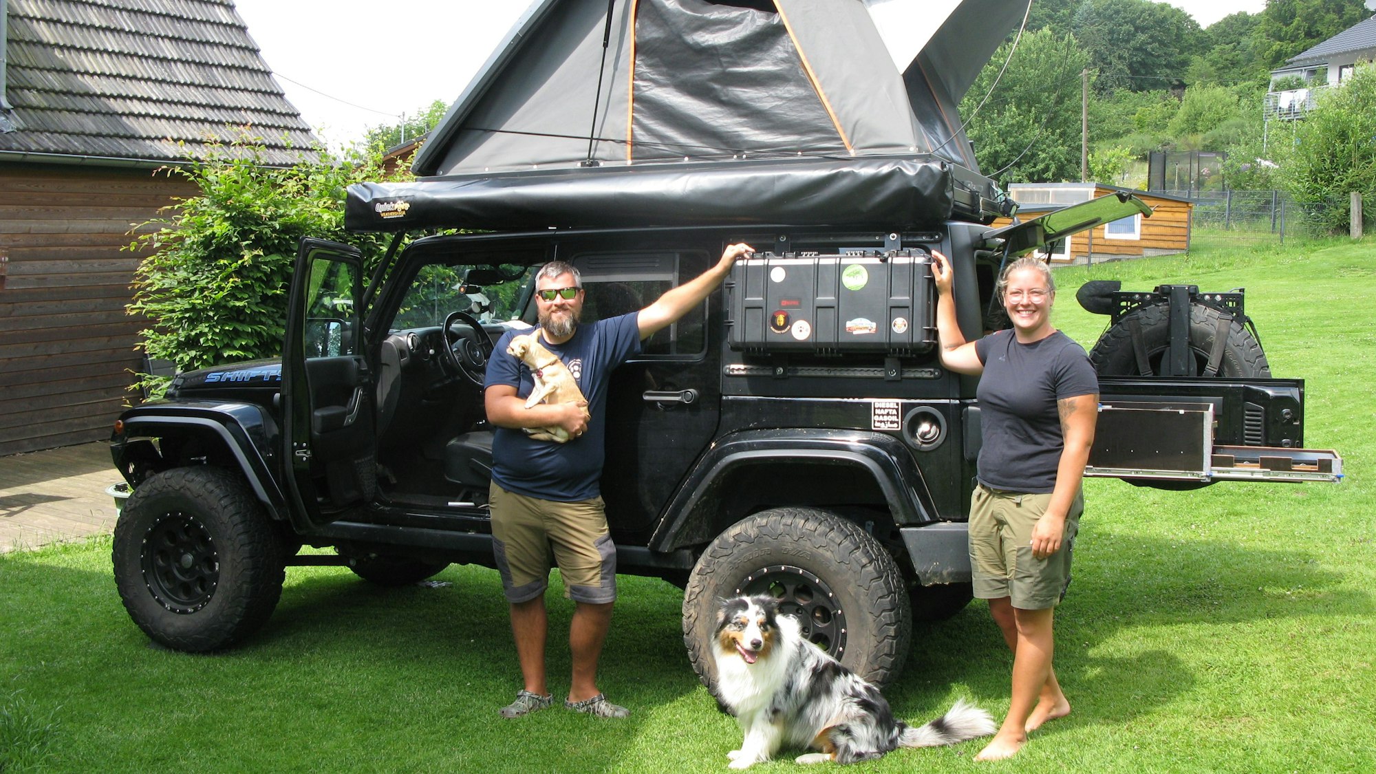 Mit ihrem ausgebauten Jeep und zwei Hunden fahren Marco und Nina Ebken aus Windeck seit neun Monaten durch Europa.