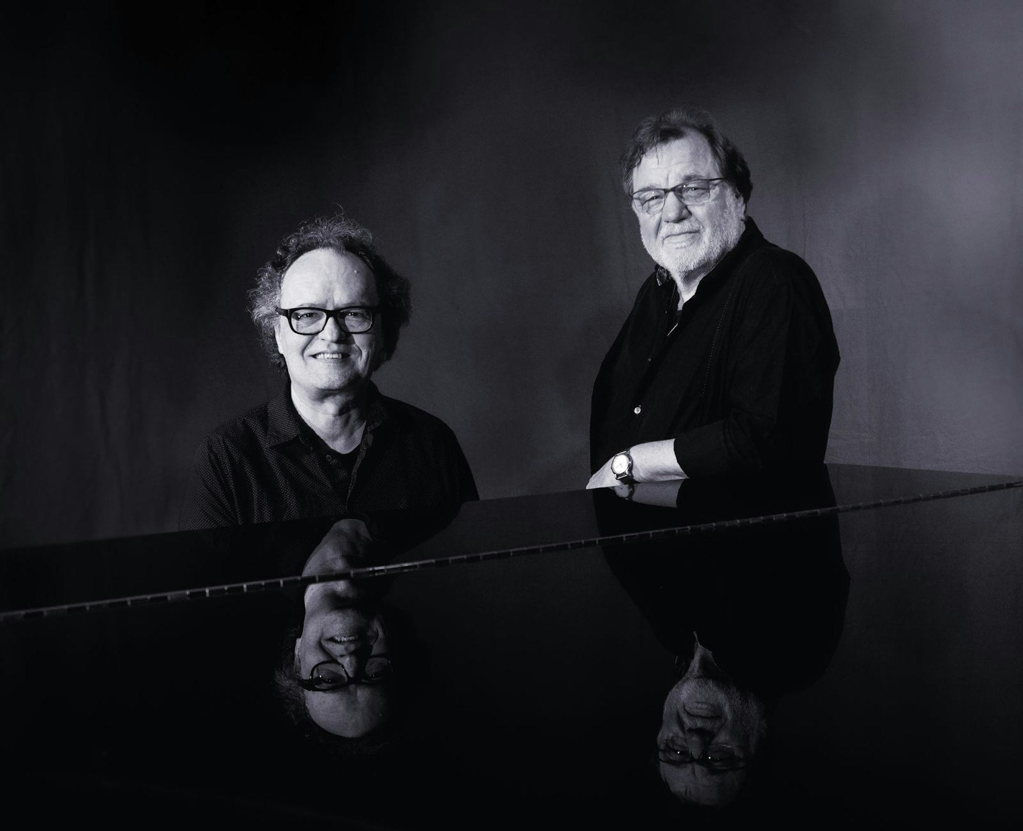 Gemeinsam mit dem Pianisten Bo Heart (links) ist Klaus Lage auch 2025 auf „Zu Zweit. Live“-Tournee. (Bild: Arne Mayntz)