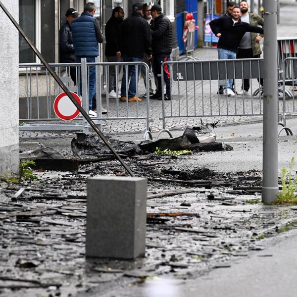 Verkohlte Reste liegen nach dem Brand im Dachgeschoss eines Mehrfamilienhauses in Wermelskirchen am Boden.