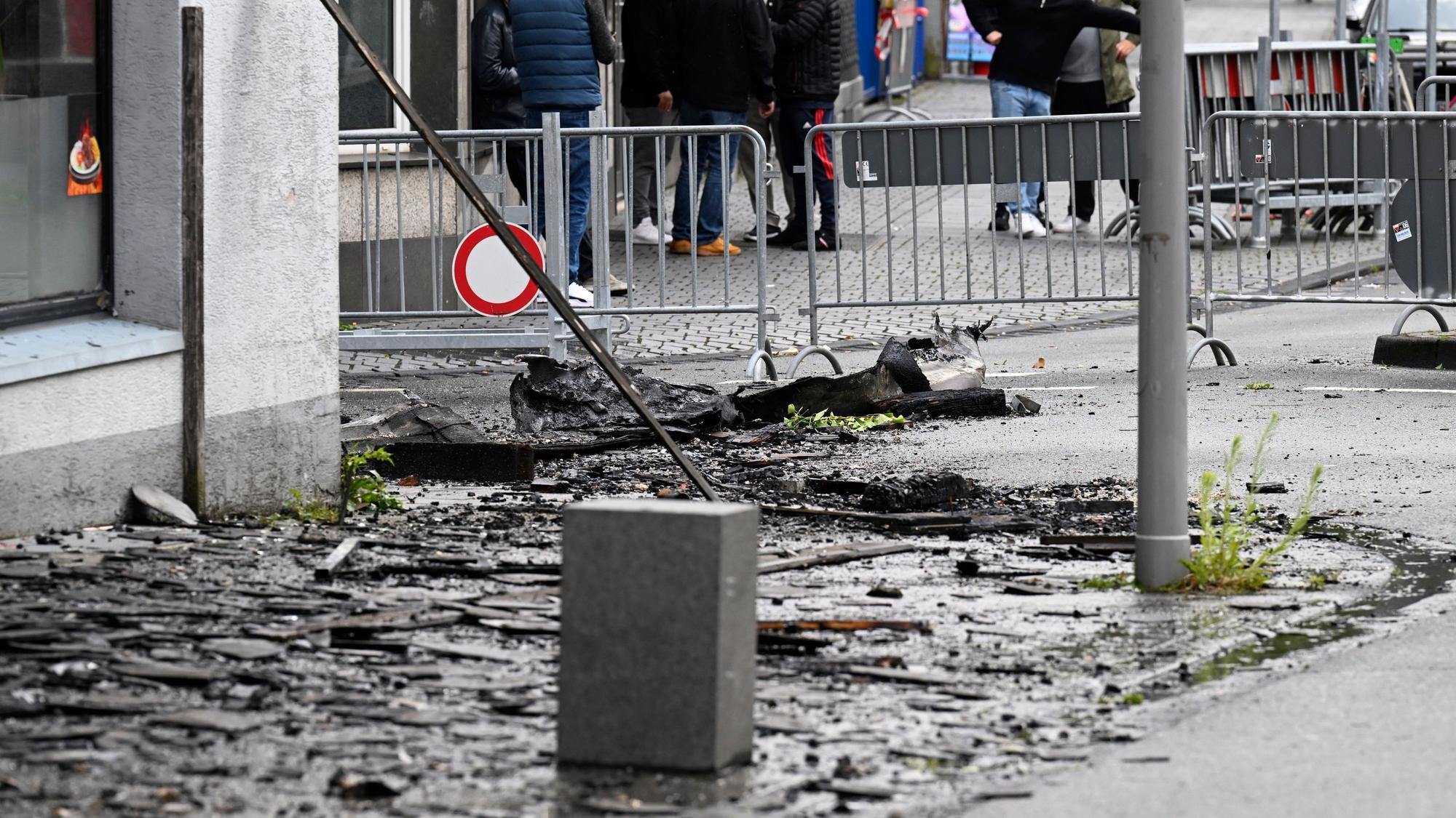 Verkohlte Reste liegen nach dem Brand im Dachgeschoss eines Mehrfamilienhauses in Wermelskirchen am Boden.