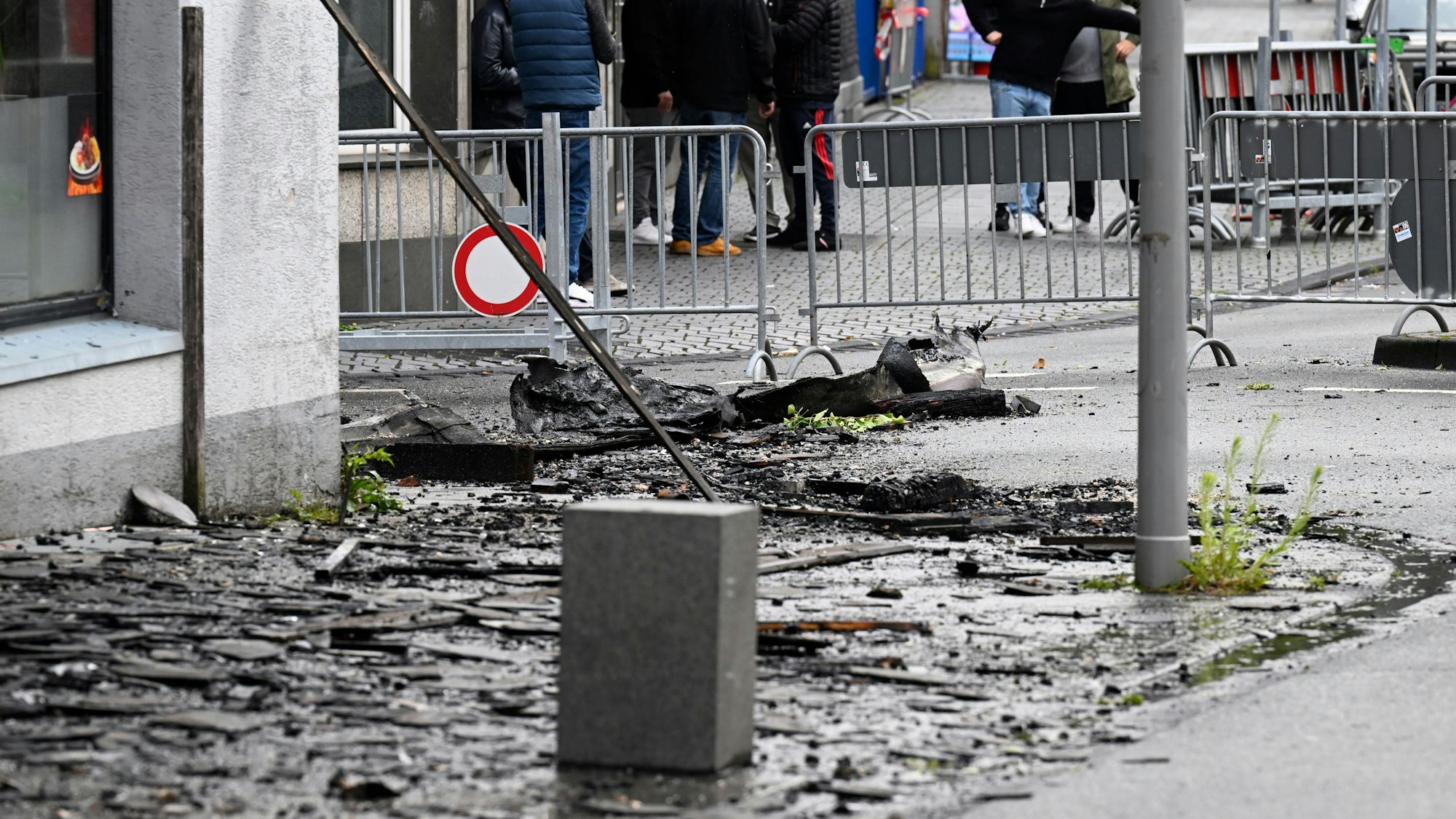 Verkohlte Reste liegen nach dem Brand im Dachgeschoss eines Mehrfamilienhauses in Wermelskirchen am Boden.