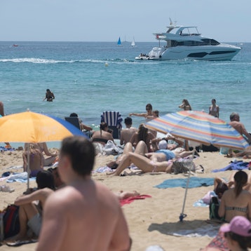 18.05.2025, Spanien, Palma: An einem Tag mit Temperaturen um die 29 Grad, etwas höher als für diese Jahreszeit üblich, sonnen sich die Menschen am Strand von Cala Major in Palma. Foto: Clara Margais/dpa +++ dpa-Bildfunk +++