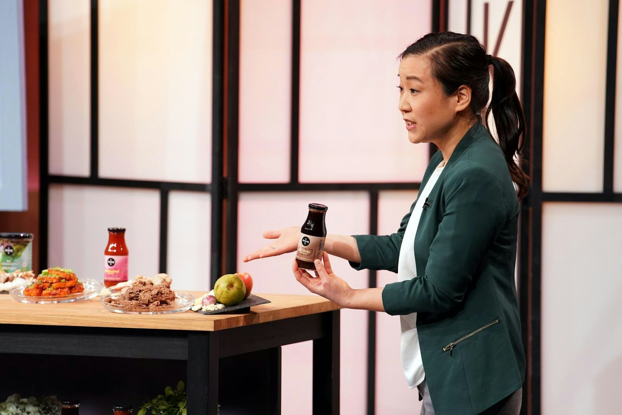 Arang-Gründerin Sung-Hee Kim überzeugt mit ihren koreanischen Marinaden und Suppen. (Bild: RTL / Stefan Gregorowius)