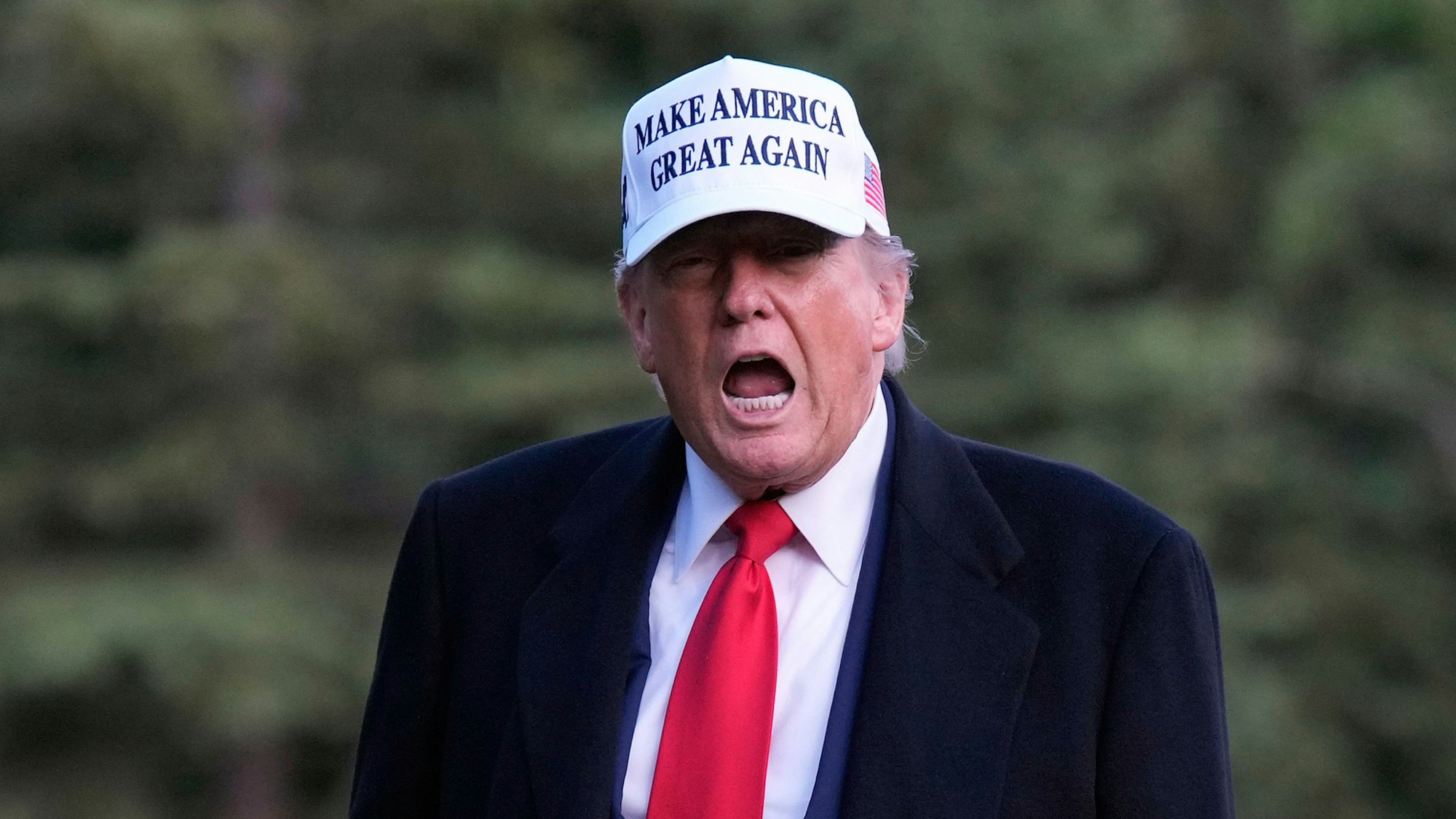 15.06.2025, Kanada, Kananaskis: US-Präsident Donald Trump trifft beim G7-Gipfel in Kananaskis ein. Foto: Adrian Wyld/The Canadian Press/AP/dpa - ACHTUNG: Nur zur redaktionellen Verwendung und nur mit vollständiger Nennung des vorstehenden Credits +++ dpa-Bildfunk +++
